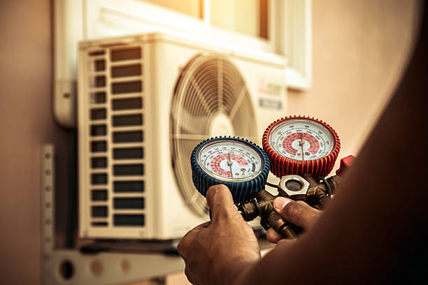 Professional Hvac technician working in Albany, OR